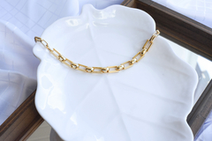 Choker com detalhes lisos e elos quadrados