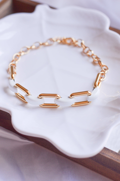 Choker em elos quadrados com detalhes brancos