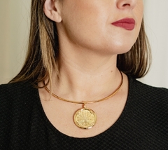 Choker aro liso com pingente removível da árvore da vida, com oração no verso