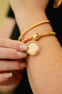 Pulseira com medalha, escrito ensinar é lapidar o futuro