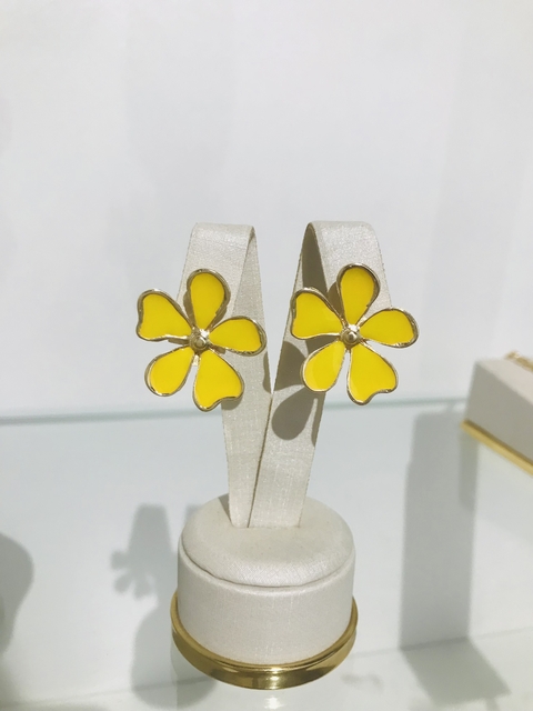 Brinco flor amarela