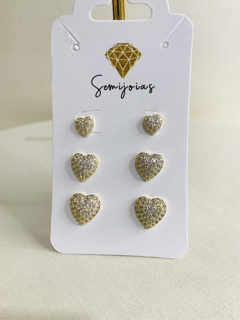 Trio de brincos corações cravejados, em 3 tamanhos, banhado no ouro 18k