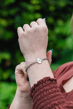 Pulseira trevo ponto de luz na cor ródio