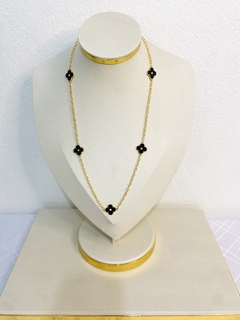 Colar longo com Flores/Trevo em resina preta