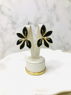 Brinco flor preta