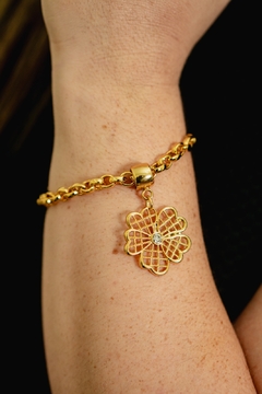 Pulseira na corrente veneziana com pingente de flor