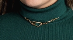 Choker fecho quadrado com detalhe perolado