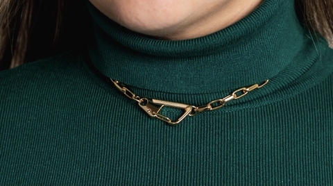 Choker fecho quadrado com detalhe perolado