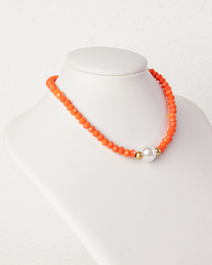 Choker com miçangas laranjas e detalhe em perola
