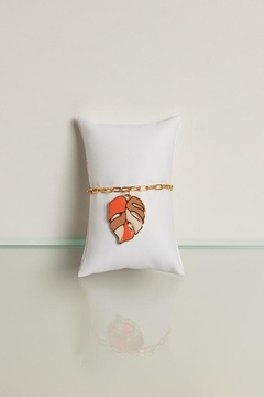 Pulseira em elos quadrados delicados com pingente de folha em tons de laranja e nude