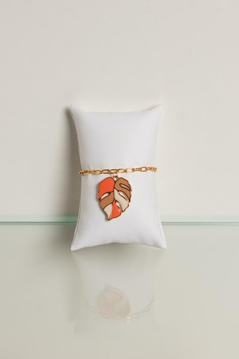Pulseira em elos quadrados delicados com pingente de folha em tons de laranja e nude