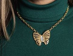 Colar borboleta com detalhe em cristal