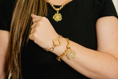 Pulseira na corrente veneziana com pingente de flor - comprar online
