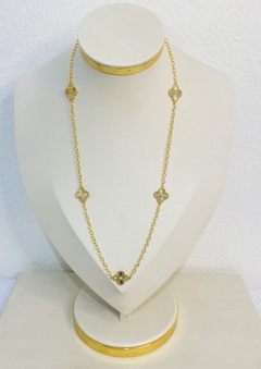 Colar longo com flores/trevos
