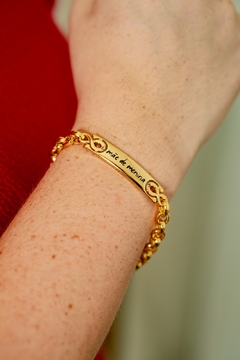 Pulseira em elo português com plaquinha mãe de menina