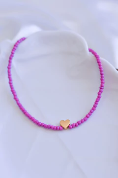 Choker com miçangas rosas com detalhe em coração