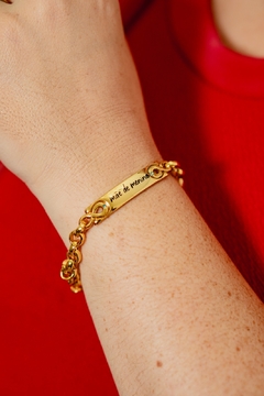 Pulseira em elo português com plaquinha mãe de menino