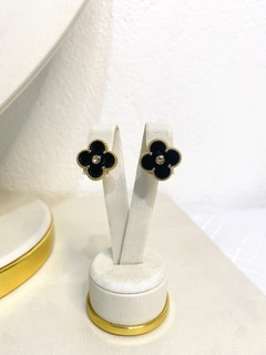 Brinco com Flor/Trevo em Resina Preta
