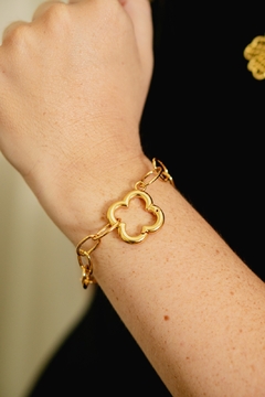 Pulseira em elos com fecho de flor