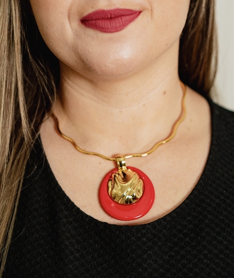 Choker em aro ondas com pingente organico em resina vermelha