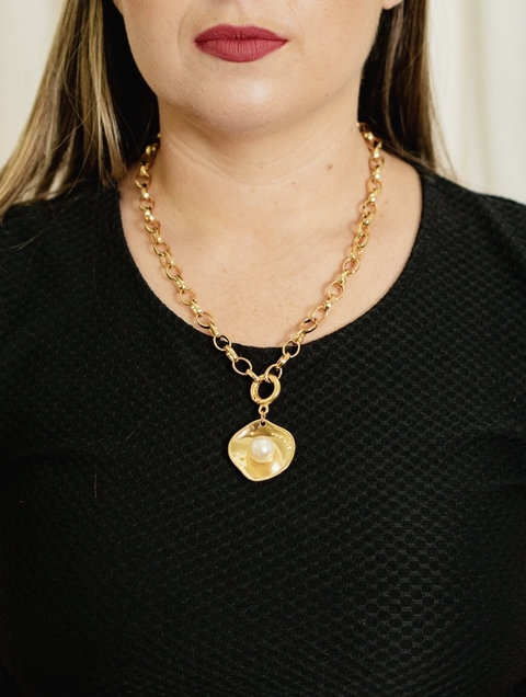 Colar em elos com pingente de pérola
