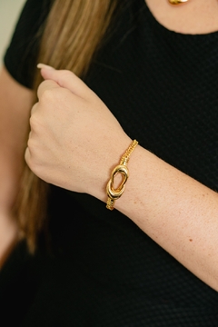 Pulseira com fecho de imã em formato de nó