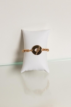 Pulseira em elo portugues, com fecho redondo marcas de prego