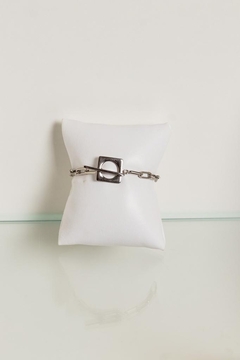 Pulseira em elos quadrados medios, com fecho quadrado na cor rodio