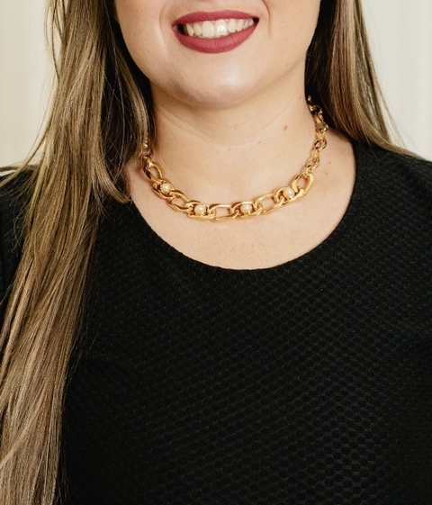Choker em elos com pérolas