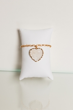 Pulseira em elo portugues pequeno, com pingente de coração organico em resina perolada,
