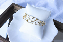 Pulseira dupla em elos grandes e leves, com fecho de imã