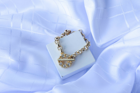 Pulseira em elo portugues com pingente fecho em T com circulo cravejado