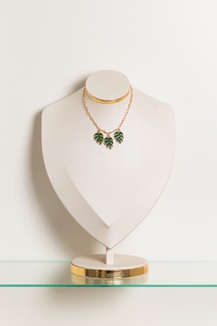 Choker em elos quadrados com folhas verdes,
