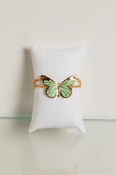 Pulseira de elos quadrados com pingente de borboleta na cor verde menta