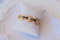 Pulseira dupla em elos com detalhes em preto, com fecho de imã