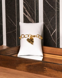 Pulseira em elos maiores e leves, com pingente de coração orgânico