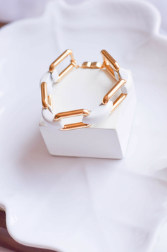 Pulseira em elos quadrados com detalhes em branco, com fecho de imã