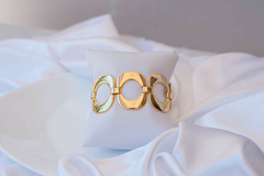 Pulseira em maxi círculos, com fecho de imã