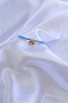 Pulseira de miçangas azuis com pingente de coração