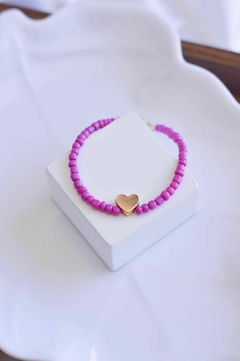 Pulseira de miçangas rosas com pingente de coração
