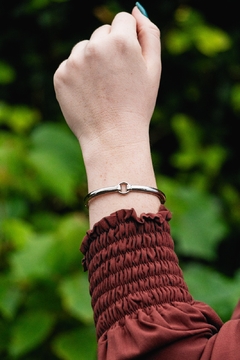 Bracelete liso com detalhe em círculo Cor ródio