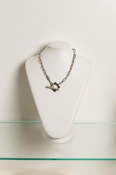Choker em elos quadrados medios, com fecho quadrado na cor ródio
