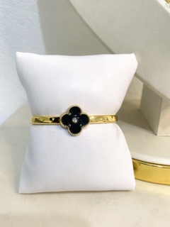 Bracelete com Flor/Trevo em resina preta