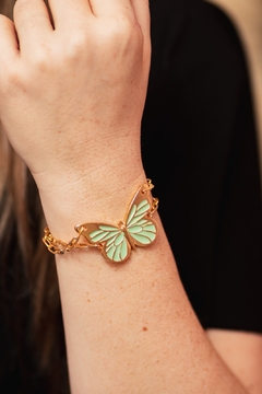 Pulseira de elos quadrados com pingente de borboleta na cor verde menta - comprar online