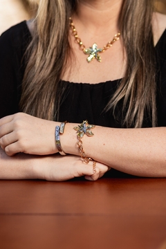 Pulseira em elos com flor, na cor ródio e ouro, - comprar online