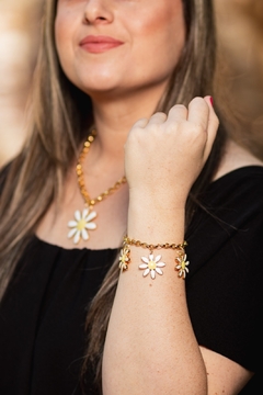 Pulseira em elo português com pingentes de flores brancas, - comprar online