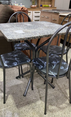 CONJUNTO DE MESA THAIS 4 CADEIRA BASE CROMO PRETA TAMPO GRANITO QUADRADO ARTEFAMOL - comprar online