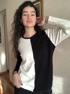 Sweater blanco y negro con detalle de cierre