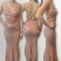 Vestido nude bordado de lentejuelas rojas