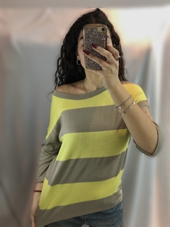 Pullover gris con franjas verdes